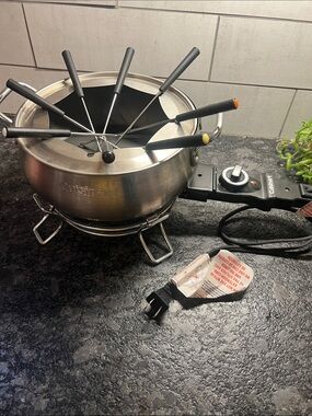 Cuisinart Stainless Steel Electric Fondue Pot with Forks. Exc condition